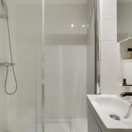 Апартаменты Modern French Studio Charm In The City *